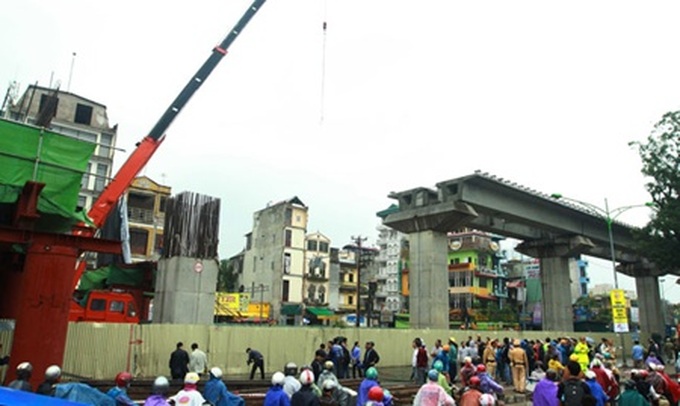 Crane accident kills one, injures two at railway construction site - 1