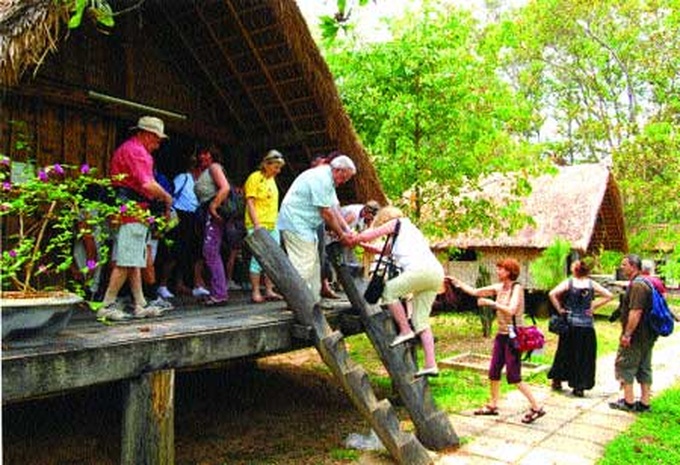 Tourists flock to verdant Tay Nguyen region - 1
