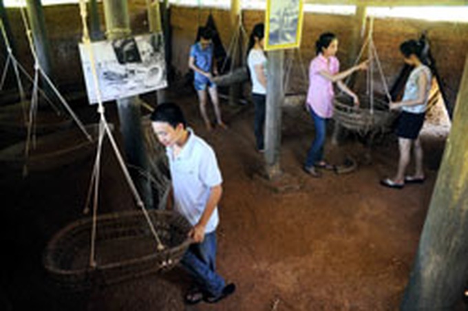 Tourists seek cheaper travel options - 1