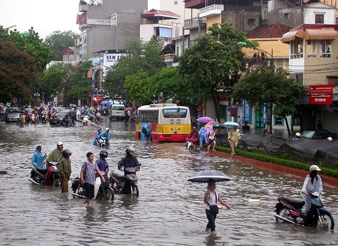 Ha Noi drains unfit to tackle heavy flooding - 1