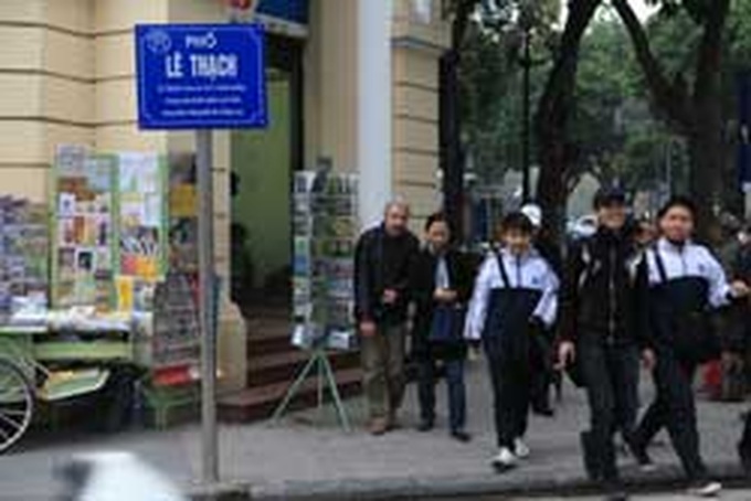 Historical name plaques get thumbs up - 1