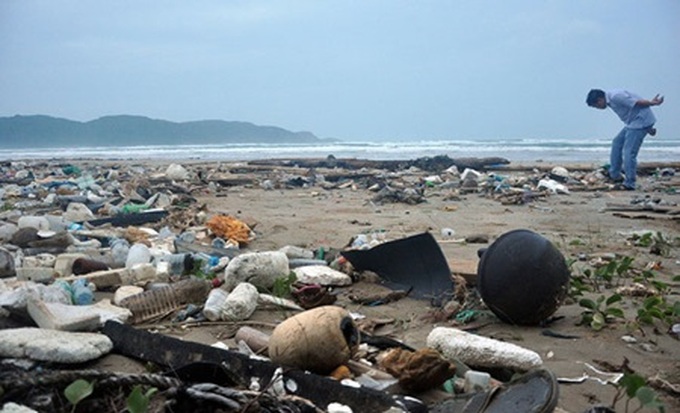 Con Dao beaches polluted with waste from fishermen - 1