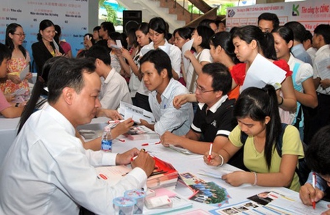Unemployment rate projected to rise in HCM City this year - 1
