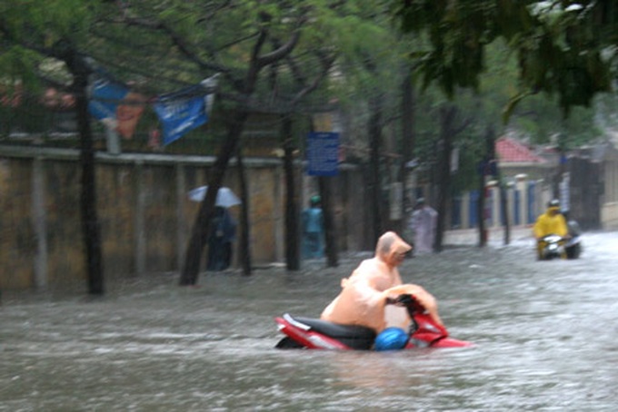 Hanoi looks to tackle flooding by 2015 - 1