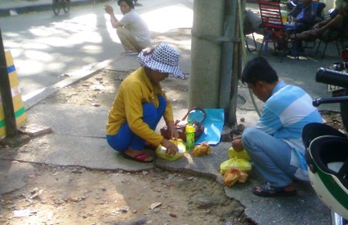 HCM City charities donate unhealthy food to patients - 2 HCM City charities donate unhealthy food to patients - 2