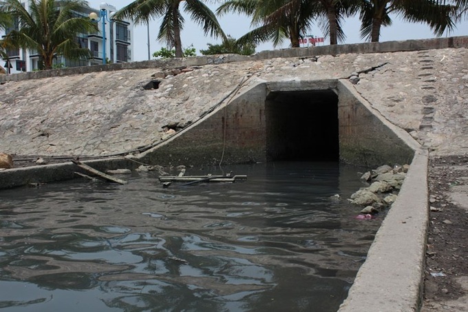 Wastewater ruining Ha Long Bay - 1