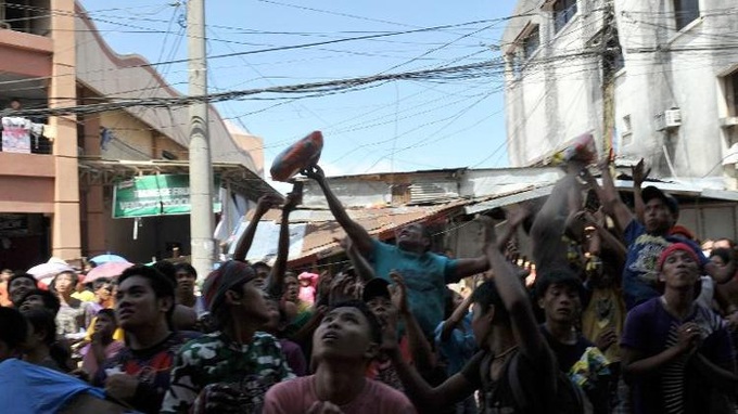 Survivors desperate for aid in typhoon-ravaged Philippines - 1