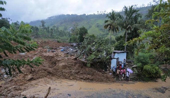 Hundreds feared buried under Sri Lanka mudslide - 1