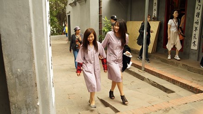 Visitors to be banned from tourist sites for ‘inappropriate’ clothes - 1