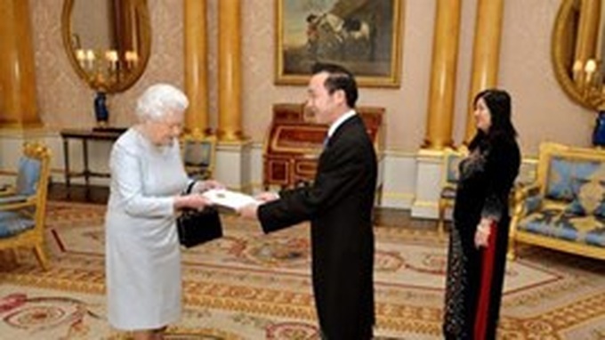 UK Queen expresses support for cooperation with Vietnam - 1
