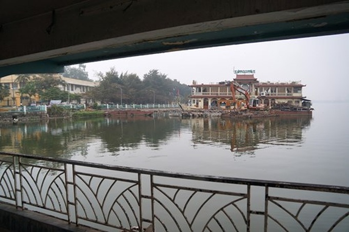 West Lake covered with rubbish after floating restaurants dismantled - 1