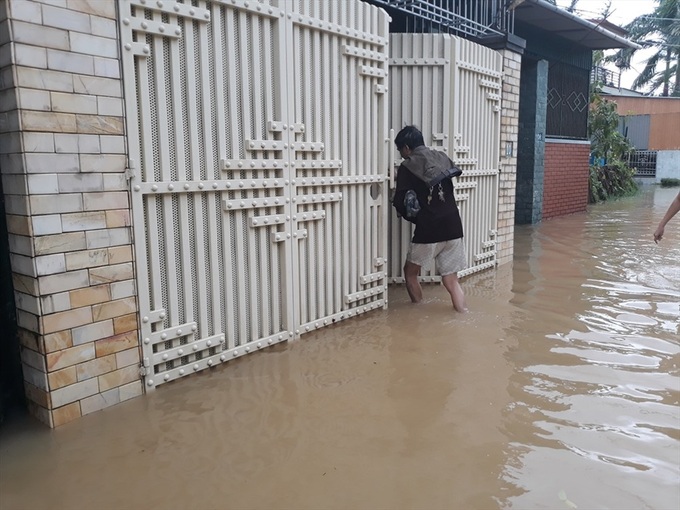 Seven die in Nghe An floods, many areas isolated - 1