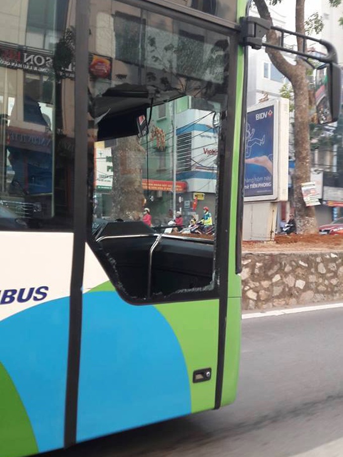 Hanoi BRT bus collides with car - 1