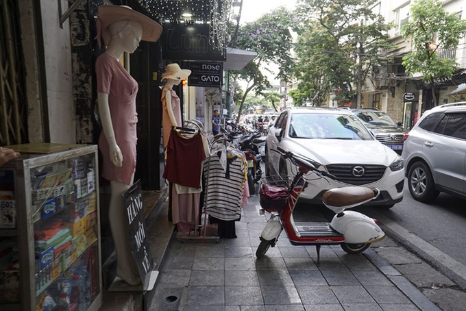 Hanoi’s pavement crack down proves to be failure - 1 Hanoi’s pavement crack down proves to be failure - 1