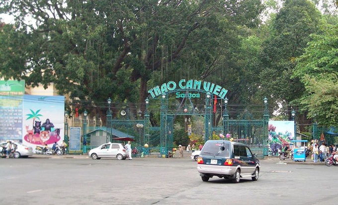 American injured in car accident inside Saigon Zoo - 1 American injured in car accident inside Saigon Zoo - 1