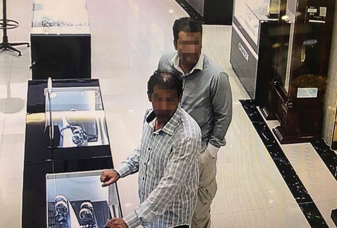 Two foreigners detained for luxury watch theft - 1 Two foreigners detained for luxury watch theft - 1