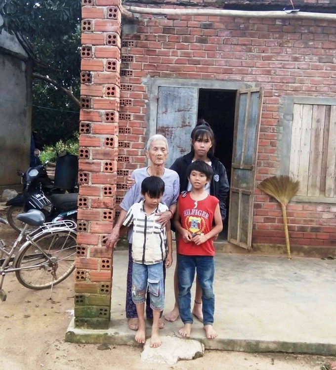 Elderly woman seeks help for grandchildren - 1 Elderly woman seeks help for grandchildren - 1