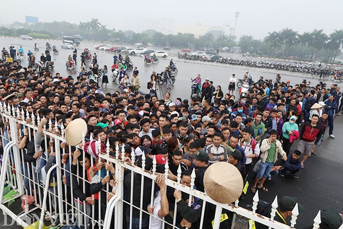 Fans scramble for Vietnam-Malaysia match tickets - 1 Fans scramble for Vietnam-Malaysia match tickets - 1