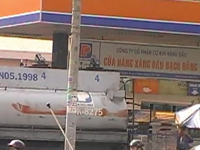 Petrolimex staff admit petroleum theft - 1