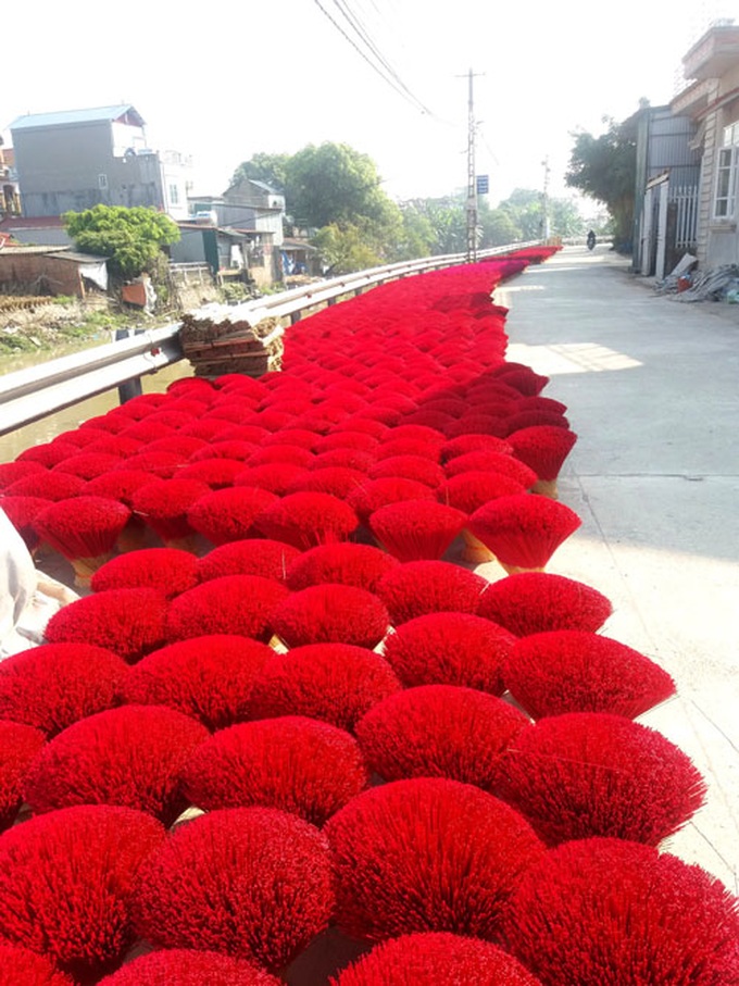 Hanoi incense-making commune busy - 2