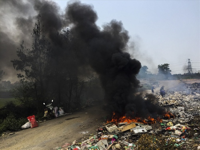 Hanoians threatened by burning rubbish tip - 1 Hanoians threatened by burning rubbish tip - 1