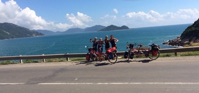 Dutch friends cycle across VN on bikes built for two - 1