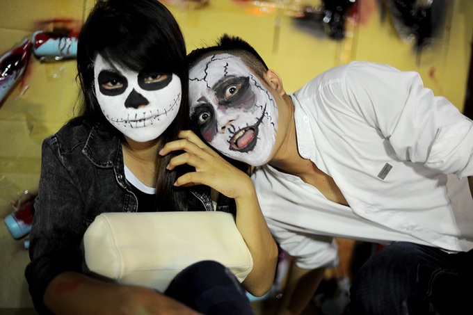 Halloween fest scares, entertains Hanoians - 1