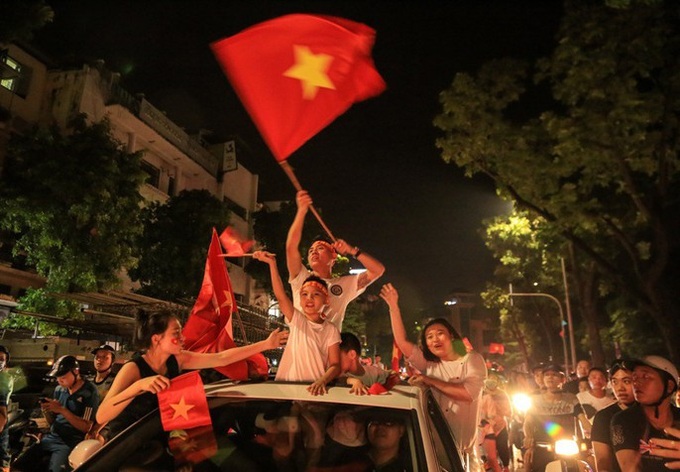 Vietnamese football fans celebrate Olympic team's ticket to Asiad quarter-final - 2