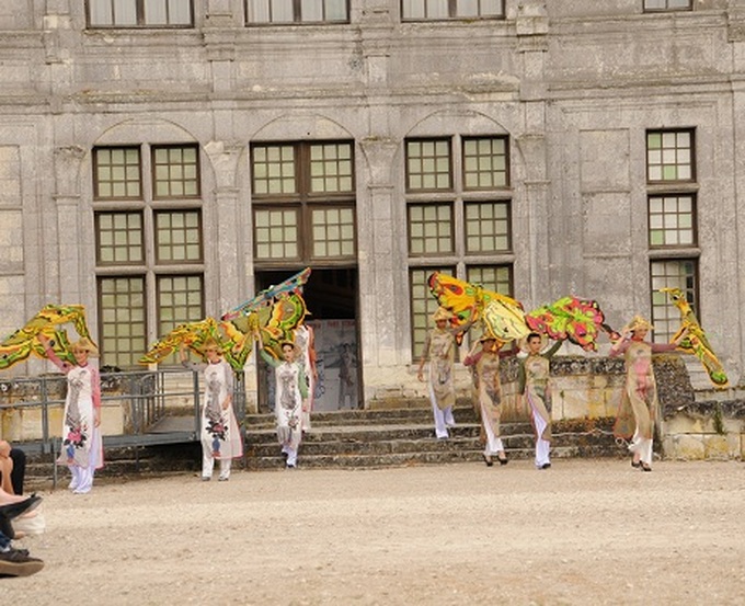 Vietnamese Ao dai graces stage at Chambord Castle - 1