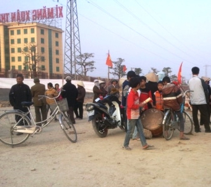 People build tents around cement factory in protest of pollution - 4