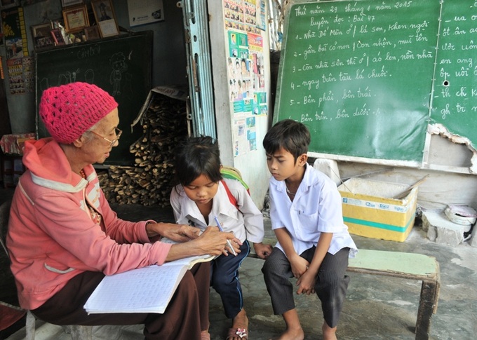 Old teacher holds free class for border children in An Giang - 1 Old teacher holds free class for border children in An Giang - 1
