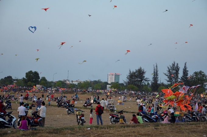 Boy dies after being lifted by kite in HCM City - 1