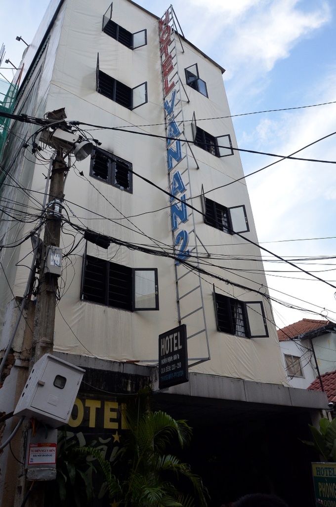 Guests flee HCM City hotel fire - 1