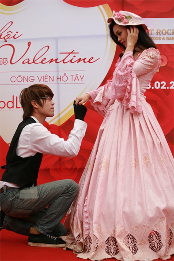 Mass kissing contest to mark Valentine's Day in Hanoi - 2 Mass kissing contest to mark Valentine's Day in Hanoi - 2