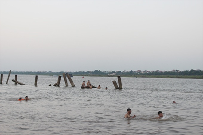 Hot Hanoi flocks to lakes, rivers for escape - 2
