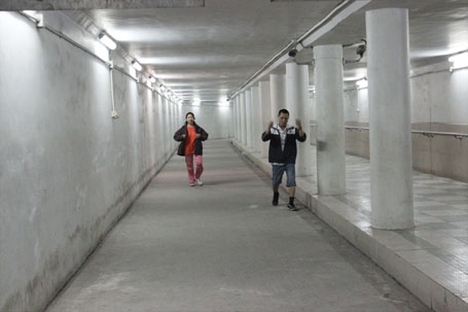 Hanoians avoid coldness at tunnels - 3
