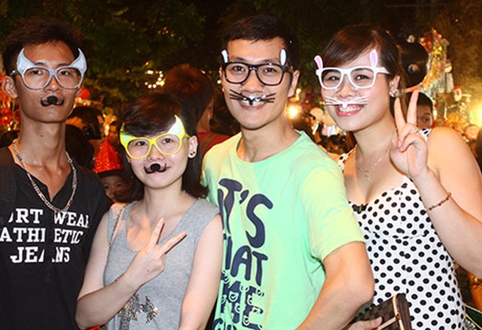 Young Hanoians dress up to mark Full Moon Festival - 1