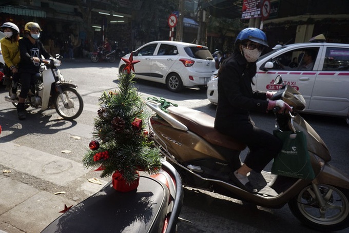 Hanoi streets covered with Christmas cheer - 4