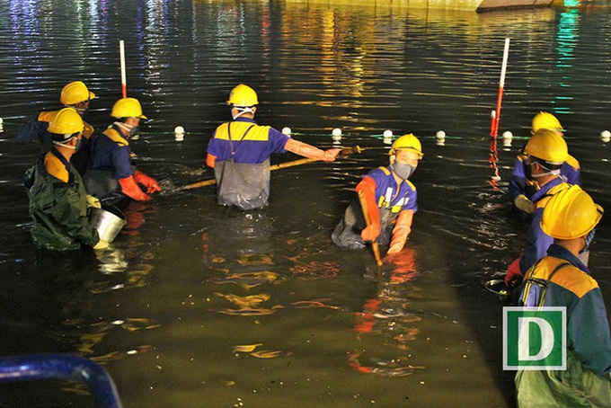 Hundreds of workers dredge Hoan Kiem Lake overnight - 2