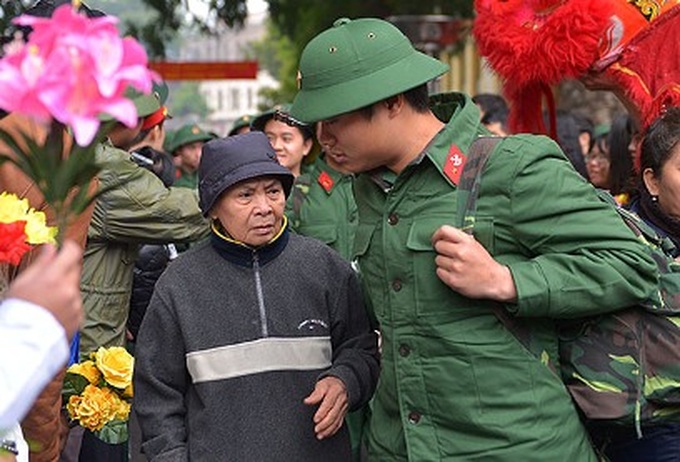 Thousands of young Hanoian men join the army - 12