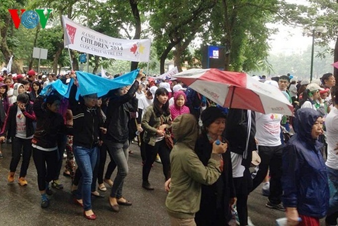 Thousands of people join Hanoi Run For Children 2014 - 8