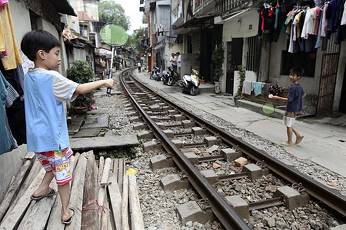 Hanoi life on the tracks - 10 Hanoi life on the tracks - 10