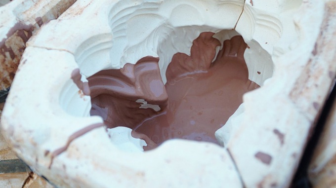 Workers busy to make dog-shaped savings containers - 8