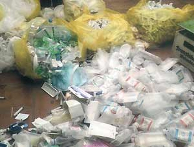 HCM City inspects waste treatment at health centres - 1