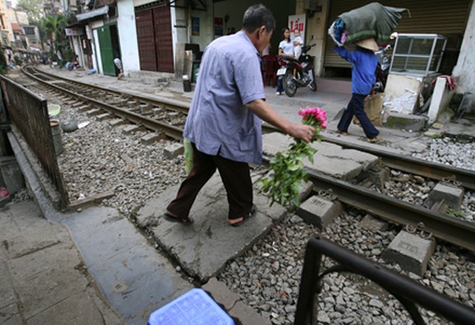Hanoi life on the tracks - 11 Hanoi life on the tracks - 11