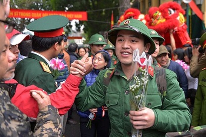 Thousands of young Hanoian men join the army - 13