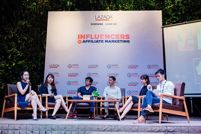 Vietnam youth tap into blogging, vlogging trend - 3