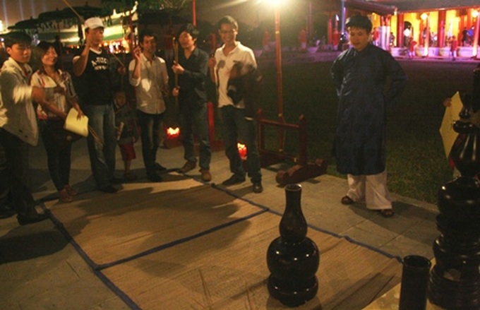 Night festival lights up Hue Royal Palace - 8