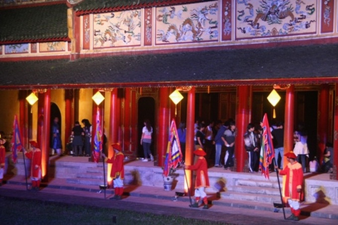Night festival lights up Hue Royal Palace - 14