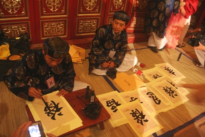 Night festival lights up Hue Royal Palace - 11